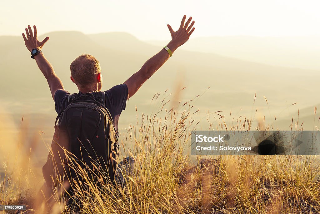 Человек, приветствовать золотой rising sun - Стоковые фото Образ жизни роялти-фри