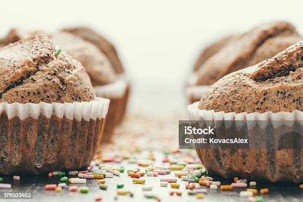 Muffin Con Decorazioni Per Torte - Fotografie stock e altre immagini di Alimentazione sana - Alimentazione sana, Bianco, Busta di carta