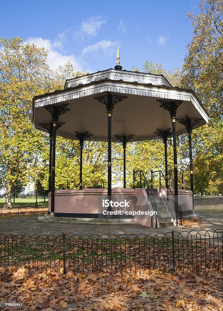 Palco dell'orchestra in Hyde Park, Londra, Inghilterra - Foto stock royalty-free di Albero
