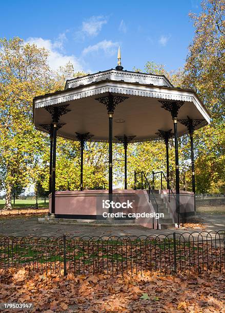 Palco Dellorchestra In Hyde Park Londra Inghilterra - Fotografie stock e altre immagini di Albero