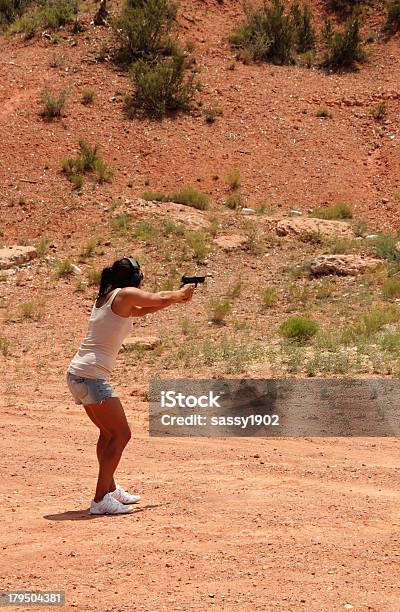 Donna Tiro Di Pistola Puntamento - Fotografie stock e altre immagini di Adulto - Adulto, Ambientazione esterna, Arma da fuoco