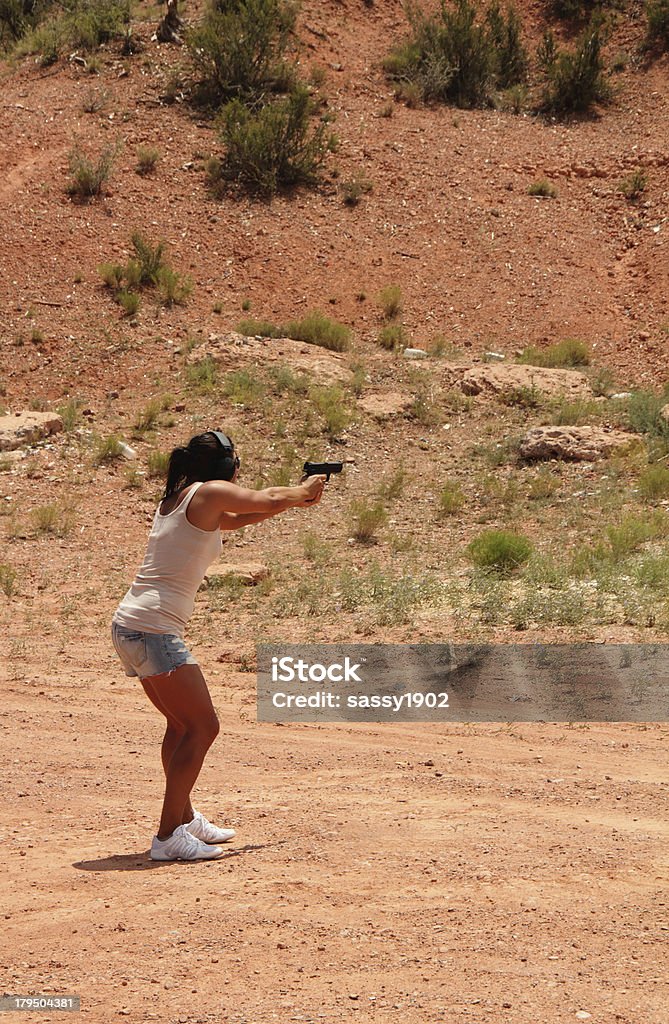 Тир женщина с целью пистолет - Стоковые фото Вертикальный роялти-фри