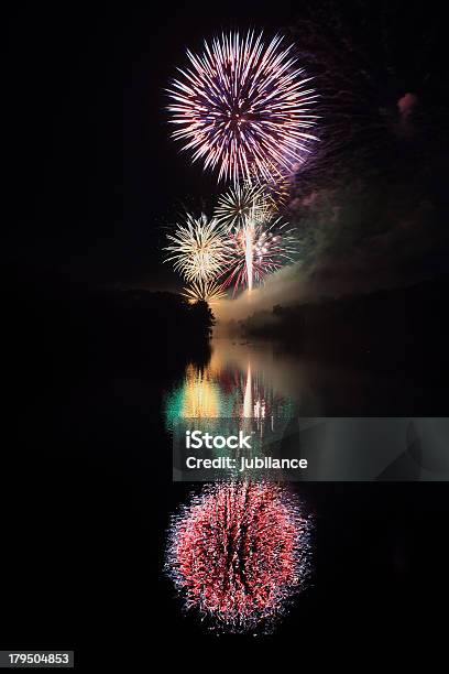 Fuegos Artificiales Sobre El Río Foto de stock y más banco de imágenes de Agua - Agua, Aire libre, Arte cultura y espectáculos