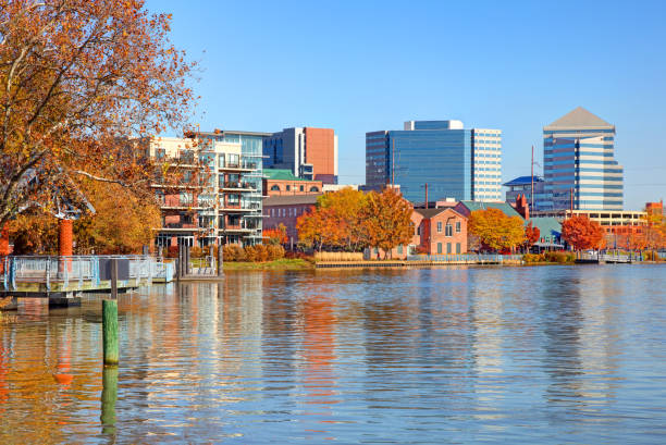 herbst in wilmington, delaware - delaware wilmington waterfront skyline stock-fotos und bilder