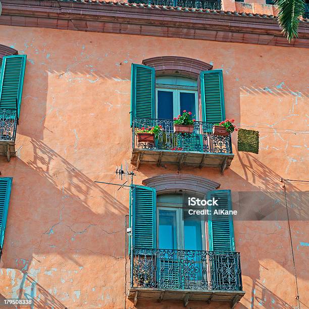 Vecchia Facciata - Fotografie stock e altre immagini di Ambientazione esterna - Ambientazione esterna, Ambientazione interna, Appartamento