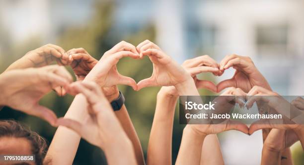 손 마음 사랑 낮에 야외에서 함께 손으로 표지판을 만드는 사람들 군중 자유 지역 사회와 함께 건강 증진을 위해 제스처를 취하는 ...