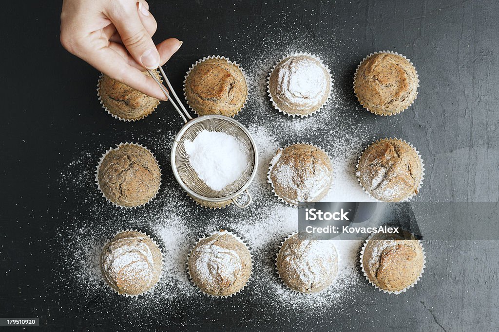 Mulher pitada de açúcar de confeiteiro para panquecas - Foto de stock de Muffin royalty-free