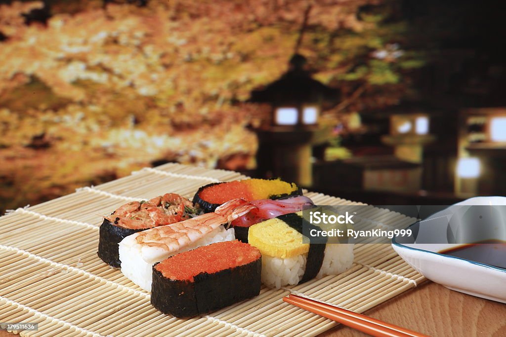 Deliciosa combinação de sushi japonês com lindas cenas noturnas do Japão - Foto de stock de Comida royalty-free