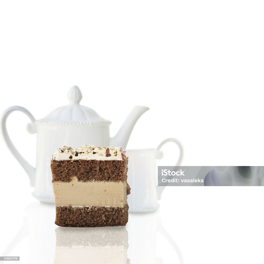 Bolo de Chocolate e xícara de chá - Foto de stock de Fatia de bolo royalty-free