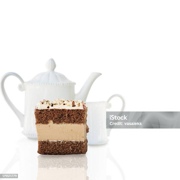 Foto de Bolo De Chocolate E Xícara De Chá e mais fotos de stock de Fatia de bolo - Fatia de bolo, Quadrado - Composição, Alimentação Não-saudável