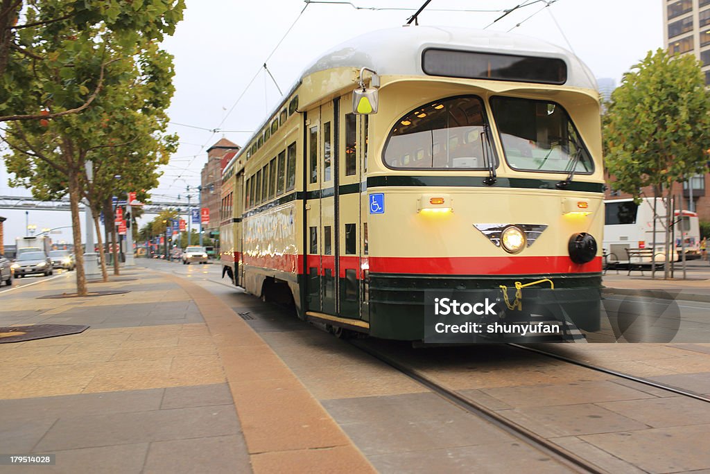 San Francisco: Zabytkowych tramwaji na ulicy - Zbiór zdjęć royalty-free (Bez ludzi)