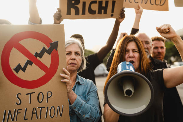 personas multirraciales protestando contra la crisis financiera y la inflación global - concepto de activismo por justicia económica - black civil rights fotografías e imágenes de stock