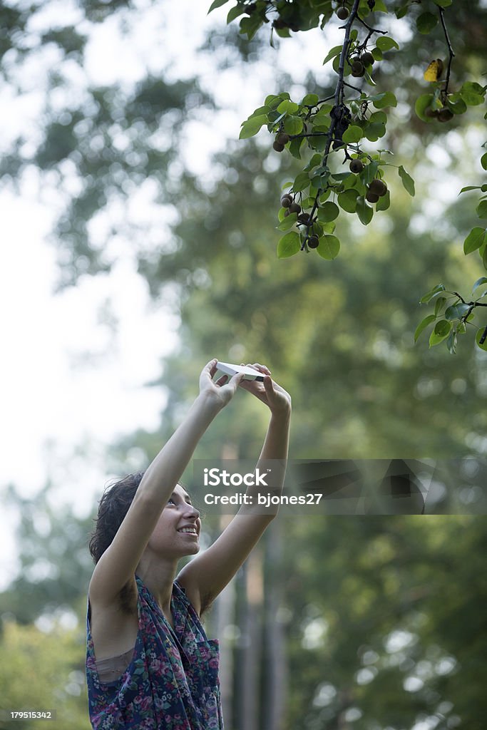 若い女性の写真を撮り、携帯電話のカメラ - 1人のロイヤリティフリーストックフォト