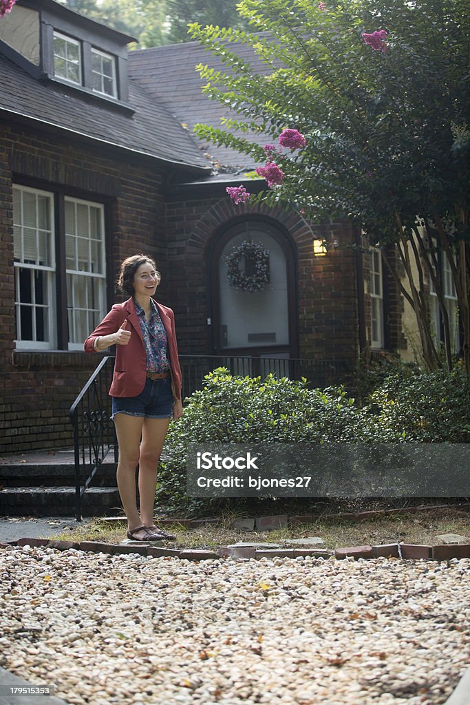 Retrato de mujer joven feliz en casa - Foto de stock de 20 a 29 años libre de derechos