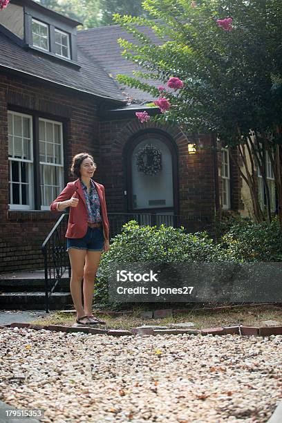 Retrato De Mujer Joven Feliz En Casa Foto de stock y más banco de imágenes de 20 a 29 años - 20 a 29 años, Adulto, Adulto joven