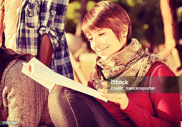 Photo libre de droit de Groupe Détudiants Sur Un Campus Universitaire banque d'images et plus d'images libres de droit de Adulte - Adulte, Amitié, Amitié féminine