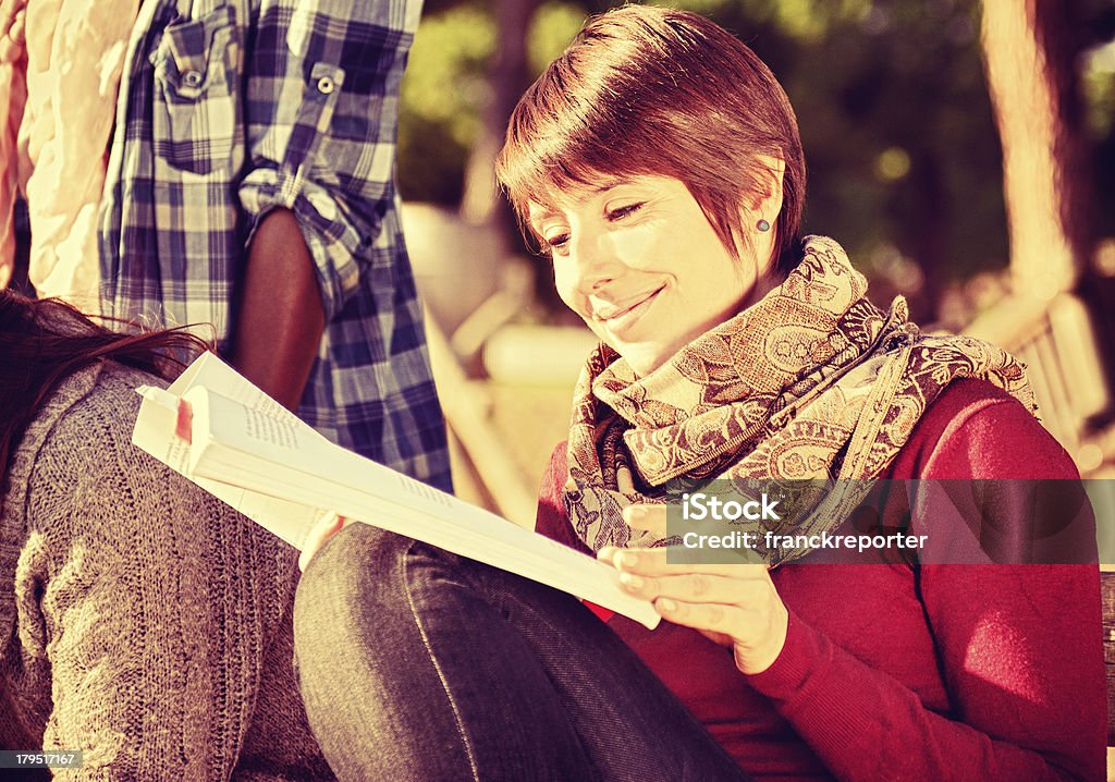 Grupo de estudantes no campus da faculdade - Foto de stock de 20 Anos royalty-free