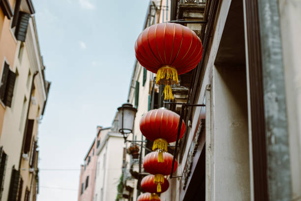 lanternes rouges chinoises dans la rue. mise au point sélective. lanternes rouges chinoises dans la rue. - western europe europe indigenous culture traditional culture photos et images de collection