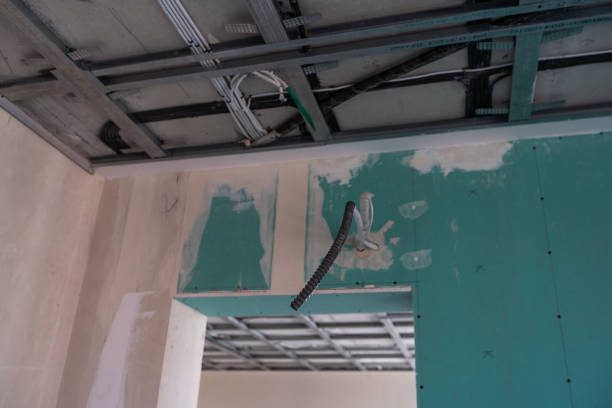 Drywall installation work in progress by construction workers at construction room. easiest and cheapest way to do partition for interior wall. New home for under construction. protection building . High quality photo trabajo de instalación de paneles de yeso en curso por trabajadores de la construcción en la sala de construcción. la forma más fácil y económica de hacer particiones para paredes interiores. vivienda nueva en construcción. edificio de protección