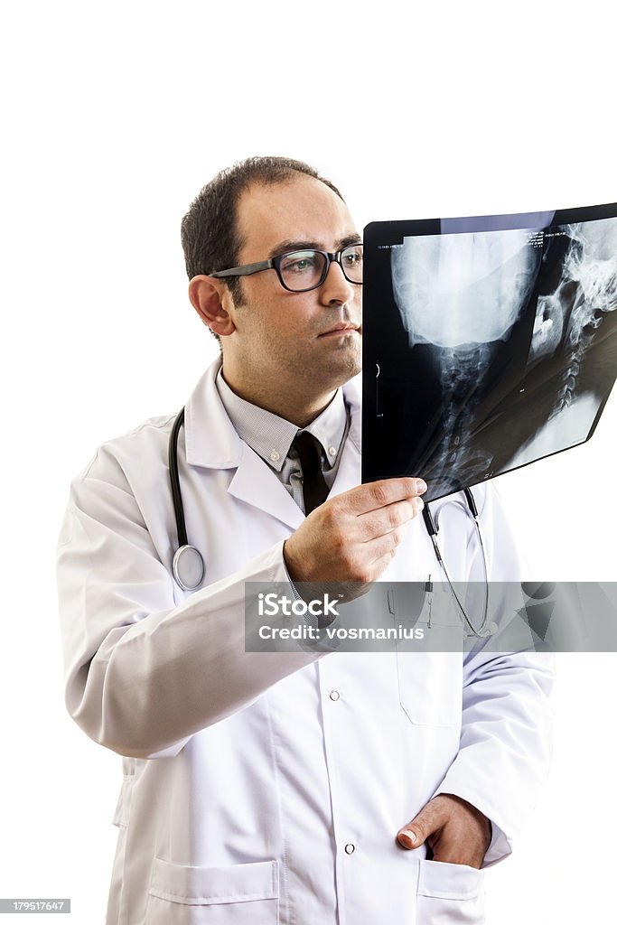 Médico examinar una imagen radiográfica - Foto de stock de Accidentes y desastres libre de derechos