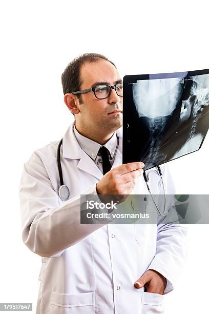 Masculino Médico Examinar Uma Radiografia Da Imagem - Fotografias de stock e mais imagens de Acidentes e Desastres