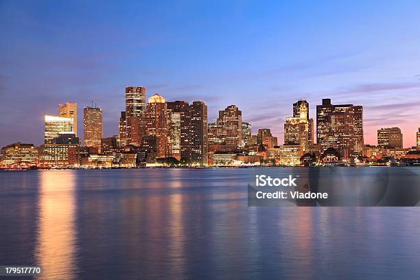 Skyline Di Boston E Riflessi Dacqua Al Tramonto - Fotografie stock e altre immagini di Boston - Massachusetts - Boston - Massachusetts, Orizzonte urbano, Ambientazione esterna