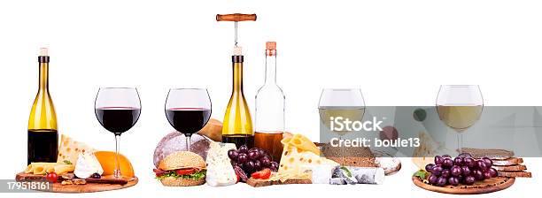 のさまざまなアルコールのお飲物とお食事 - チーズのストックフォトや画像を多数ご用意 - チーズ, ワイン, 白背景