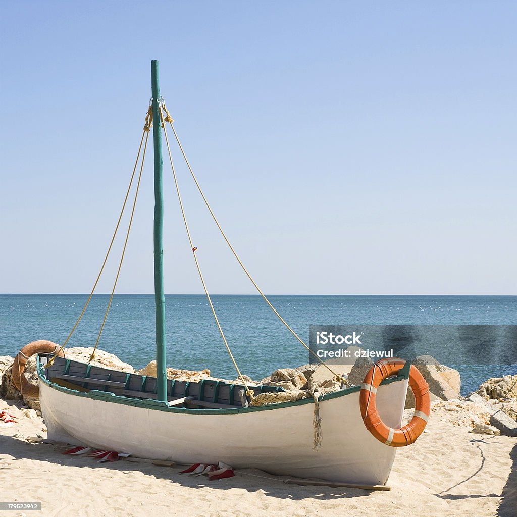 Barco en la playa al amanecer tiempo - Foto de stock de Agua libre de derechos