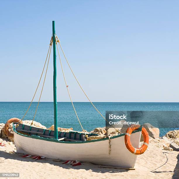 Barco En La Playa Al Amanecer Tiempo Foto de stock y más banco de imágenes de Agua - Agua, Aire libre, Ajardinado