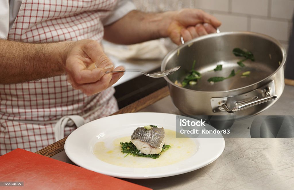Chefe de cozinha está a servir a vapor Robalo legítimo - Royalty-free A Vapor Foto de stock