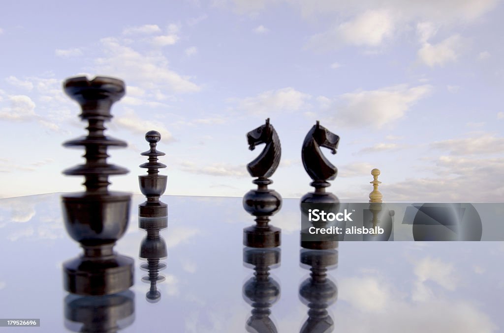 blur chessmans на зеркало и небо фон - Стоковые фото Абстрактный роялти-фри