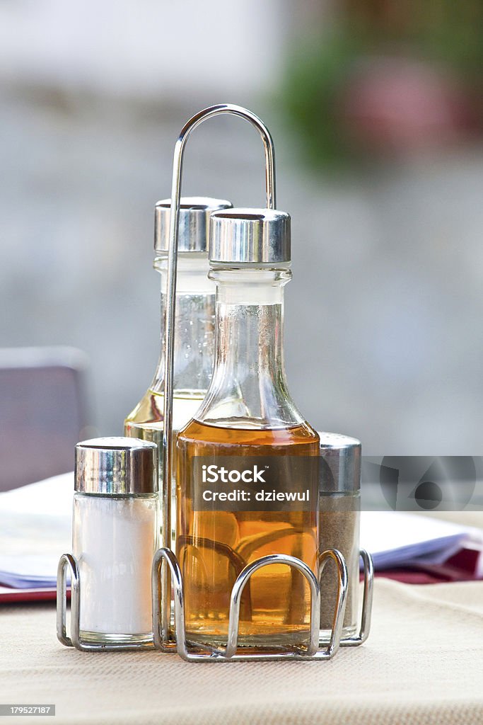 Flaschen mit Olivenöl, Essig auf dem Tisch im restaurant - Lizenzfrei Balsamico Stock-Foto