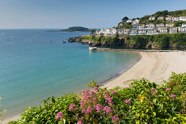 cornwall praia de areia looe - coastline uk cornwall england rock - fotografias e filmes do acervo