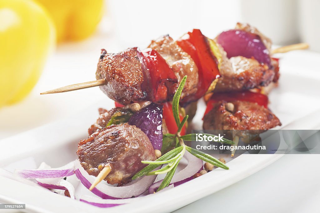 Brocheta de carne y verduras - Foto de stock de Alimento libre de derechos
