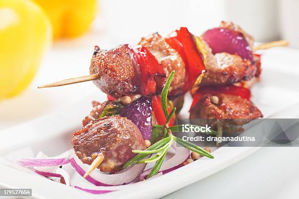 Brocheta De Carne Y Verduras Foto de stock y más banco de imágenes de Alimento - Alimento, Barbacoa - Comida, Brocheta - Utensilio de cocina