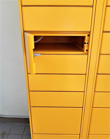 Self service storage cabinet for picking up a package in a city area