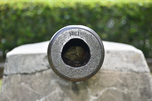 Straight-on image of an authentic Civil War cannon, looking down the barrel