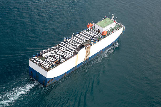 navire de transport de marchandises - auto carrier photos et images de collection