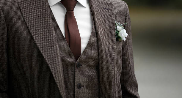 sposo in abito elegante, cravatta e fiore all'occhiello - suit necktie lapel shirt foto e immagini stock