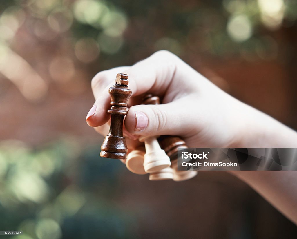 Frau hält Schachfiguren - Lizenzfrei Bauer Stock-Foto