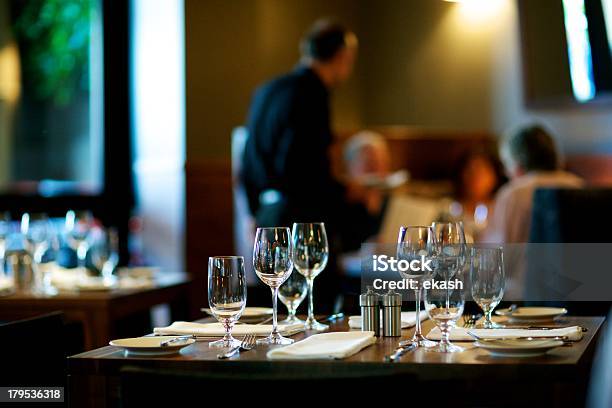 Foto de Messa Arrumada Em Um Restaurante e mais fotos de stock de Lotado - Lotado, Restaurante, Ocupado