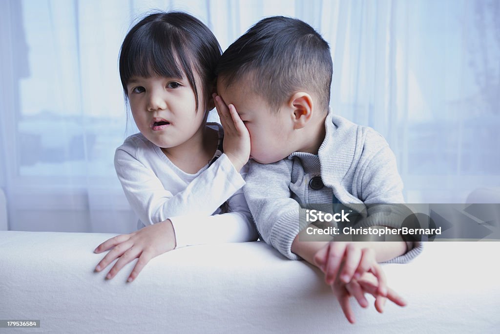 Menina asiática bonita e garoto ser divertido - Foto de stock de Amor royalty-free