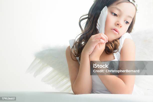 Foto de Menina Anjo Segurando Penas e mais fotos de stock de Menina - Menina, 6-7 Anos, Anjo