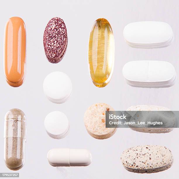 Un Assortimento Di Vari Pillole - Fotografie stock e altre immagini di Alimentazione sana - Alimentazione sana, Benessere, Capsula
