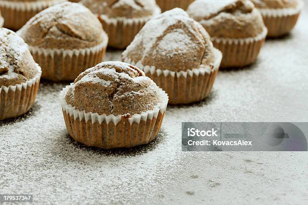 Muffins Com Cobertura De Açúcar - Fotografias de stock e mais imagens de Alimentação Saudável - Alimentação Saudável, Arranjo, Assado no Forno