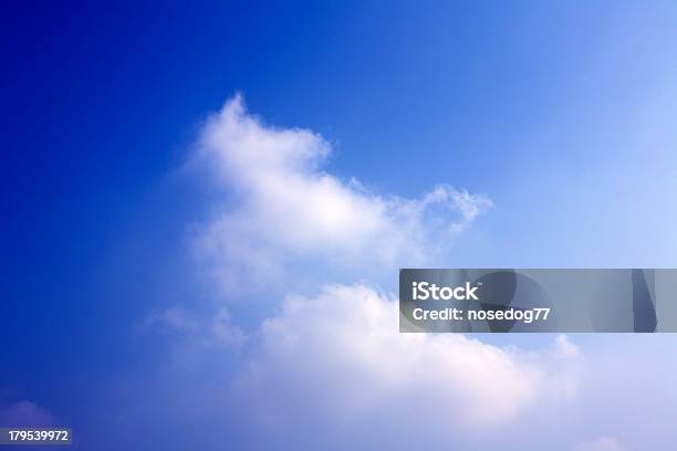 Błękitne Niebo - zdjęcia stockowe i więcej obrazów Bez ludzi - Bez ludzi, Bezchmurne niebo, Biały