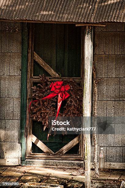 Os Resquícios De Natal Passado - Fotografias de stock e mais imagens de Abandonado - Abandonado, Feriado, Fita