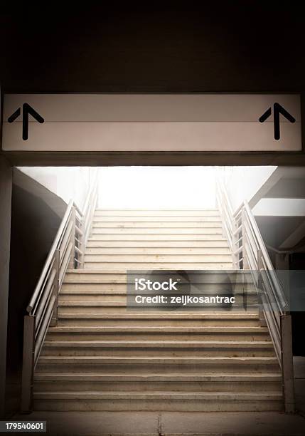 Tome La Salida Foto de stock y más banco de imágenes de Escaleras - Escaleras, Señal de flecha, Arquitectura