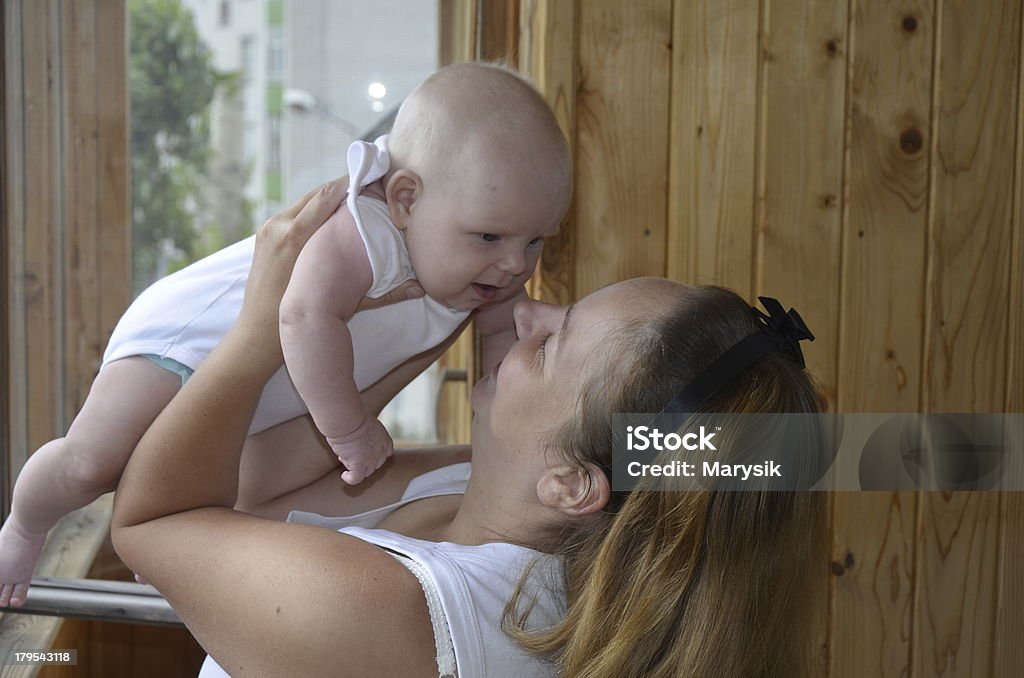 Mãe capta o bebé - Royalty-free 0-11 Meses Foto de stock