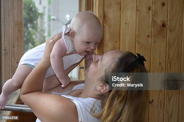 Mãe Capta O Bebé - Fotografias de stock e mais imagens de 0-11 Meses - 0-11 Meses, Abraçar, Adulto